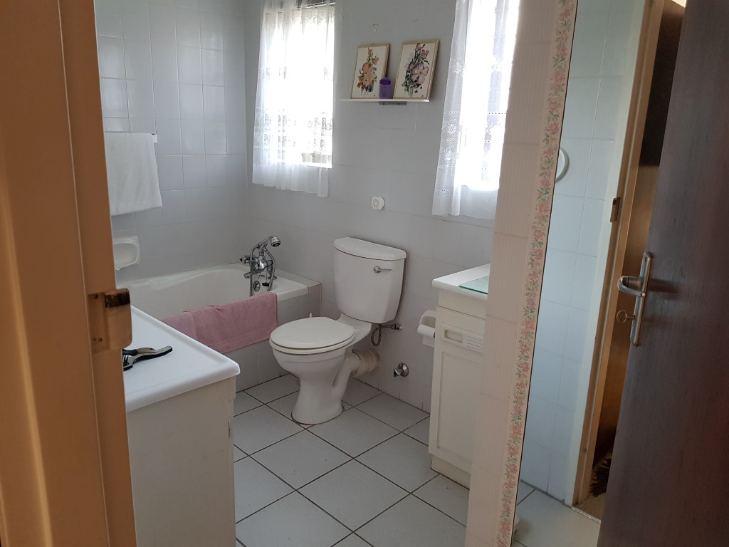 Hers en suite Main Bathroom